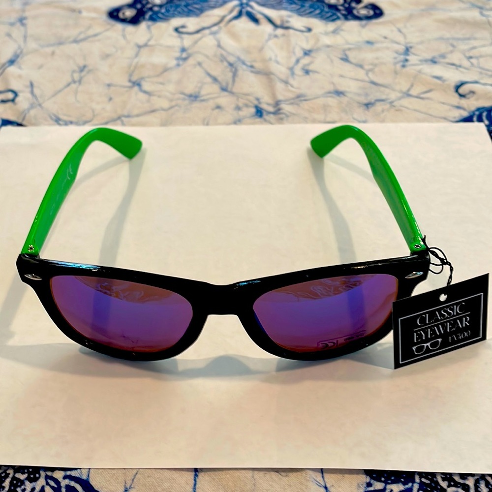 NWT Green/Black Mirrored Square Sunglasses